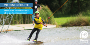 Pour les enfants et les personnes légères qui n’ont jamais pratiqué, le téléski nautique tourne à vitesse réduite.
