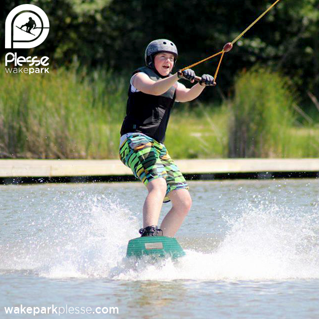 Wakeboard Nantes, Rennes, Vannes : apprendre ou progresser sur le plus grand téléski nautique de Loire-Atlantique Découvrez le wakeboard sur un téléski nautique grandeur nature au coeur de la Loire-Atlantique