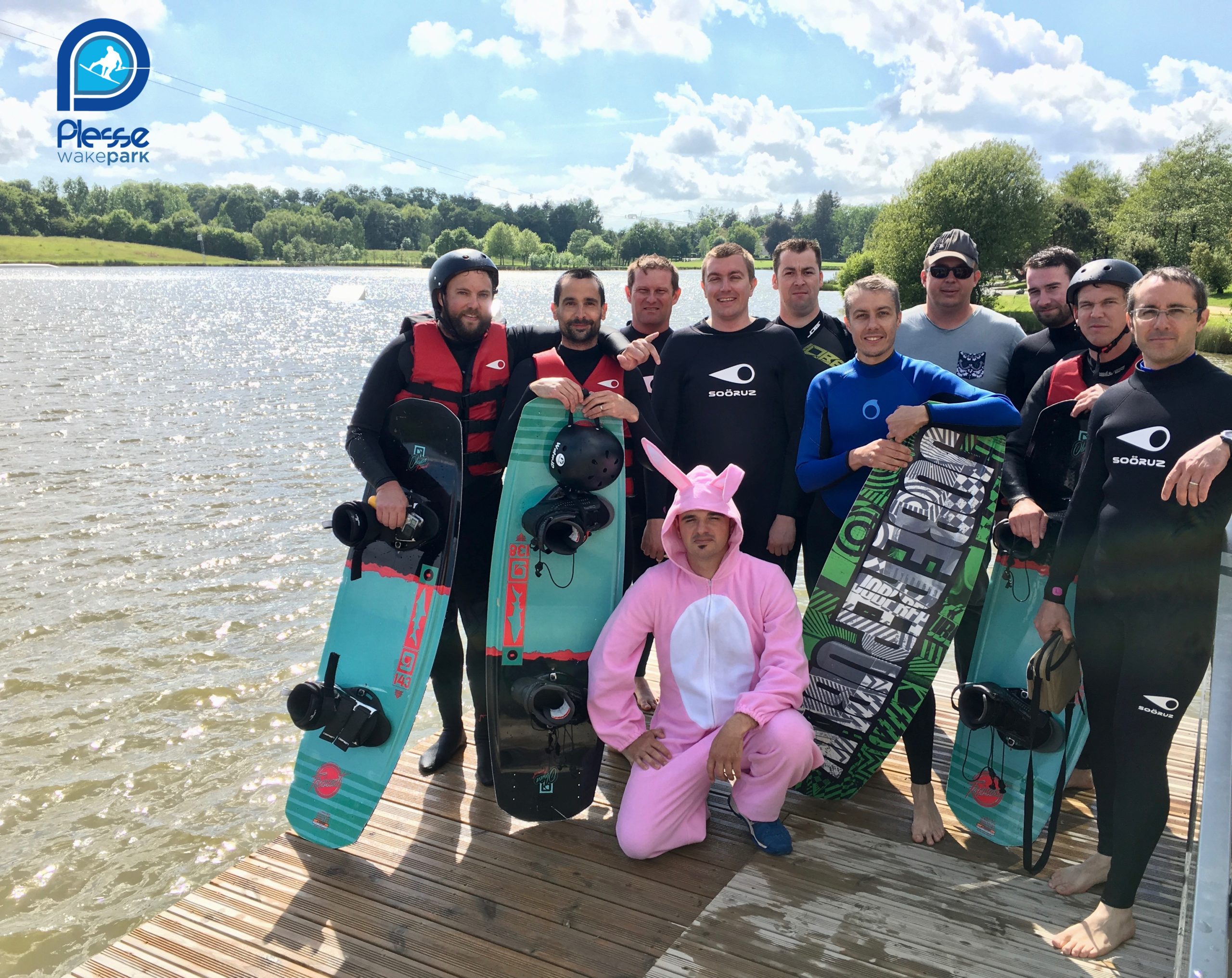 Wake Park Plessé - cousinade, anniversaire, enterrement de vie de garçon : le téléski nautique de Buhel vous propose des animations ludiques et sportives